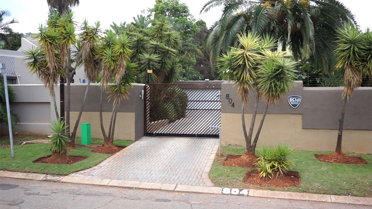 Photograph of a gated community by Anna Boldt and Mathias Weinfurter