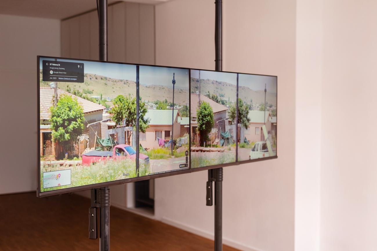 Blurry Gazes two-channel video installation by Anna Boldt and Mathias Weinfurter